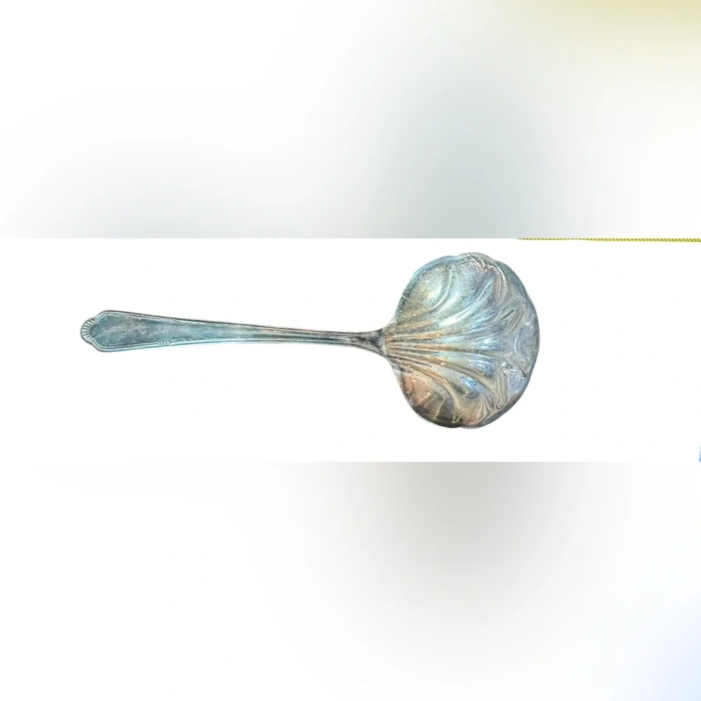 🥄✨‎ Vintage WM Rogers Silverplate Ladle – 7.5” Ornate Shell Design ✨🥄